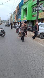 Aksi Polisi di Bandar Lampung Gendong Warga Disabilitas Yang Akan Solat Ied