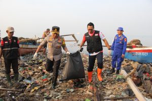 Aksi Bersih Pantai, Cara Polresta Bandar Lampung Sambut HUT Bhayangkara Ke 78