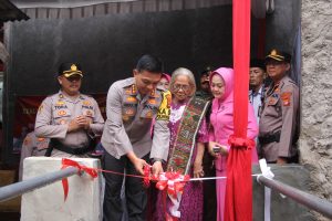 Bedah Rumah, Warakawuri Polri Terharu Terima Kunci Rumah Layak Huni Dari Kapolresta Bandar Lampung