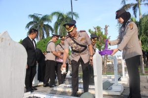 Polresta Bandar Lampung Ziarah Ke Makam Pahlawan Peringati Hari Bhayangkara Ke 78