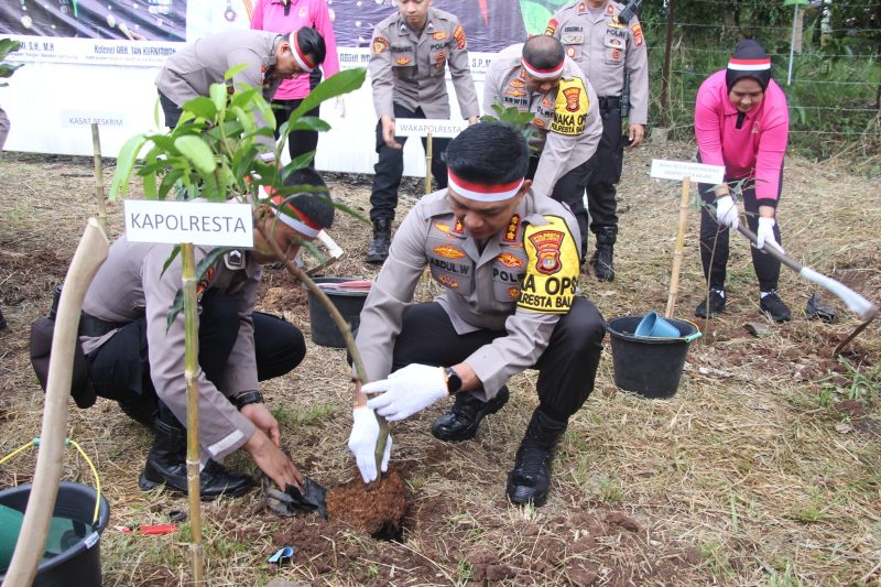 Aksi Polisi Tanam Seribu Bibit Pohon, Demi Jaga Kualitas Udara di Bandar Lampung