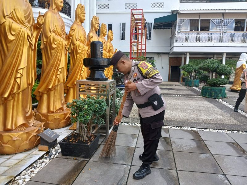 Polisi Bersih Bersih Rumah Ibadah di Bandar Lampung, Mulai dari Masjid, Gereja, Pura Sampai Klenteng