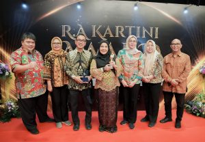 Eva Dwiana, Dianugerahi Kartini Award, Perempuan Harus Berkarya