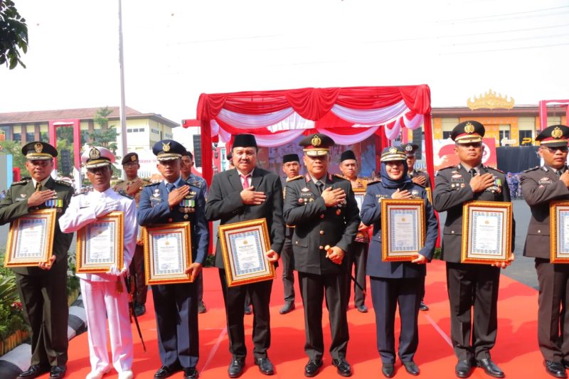 Hari Bhayangkara ke-78, Kapolda Lampung Sematkan Penghargaan Personel TNI/Polri Beprestasi