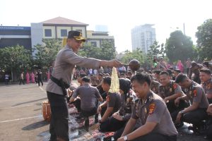 Tradisi Siraman Air Kembang dan Water Canon Warnai Acara Kenaikan Pangkat Personel Polresta Bandar Lampung