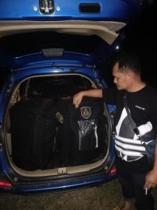 Polisi Himbau Nelayan Untuk Tidak Mengambil Barang Dari KMP Glory Indah Surabaya yang Karam