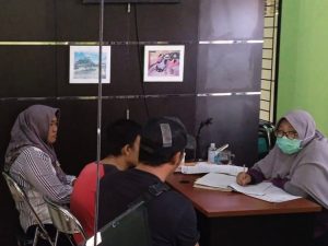 Satreskrim Polres Tanggamus Bawa Tersangka Pembunuh Pasutri ke RSJ Lampung