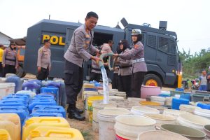 Polresta Bandar Lampung Bagikan Ribuan Liter Air Bersih Bagi Warga Terdampak Kekeringan