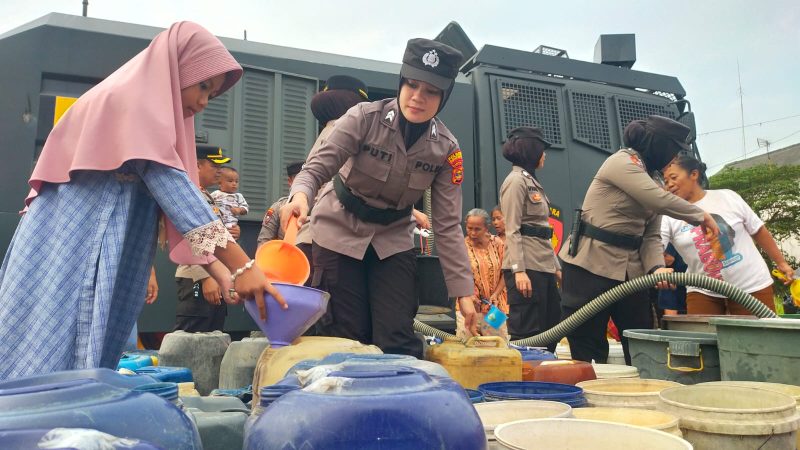 HUT Polwan ke-76, Polresta Bandar Lampung Salurkan Bantuan Air Bersih untuk Warga Way Laga