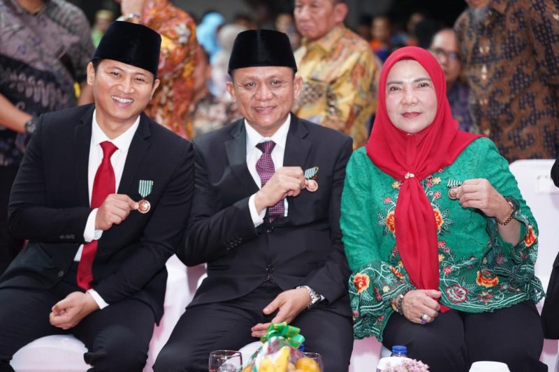 Mantap ! Bunda Eva Raih Penghargaan Satyalancana Wira Karya