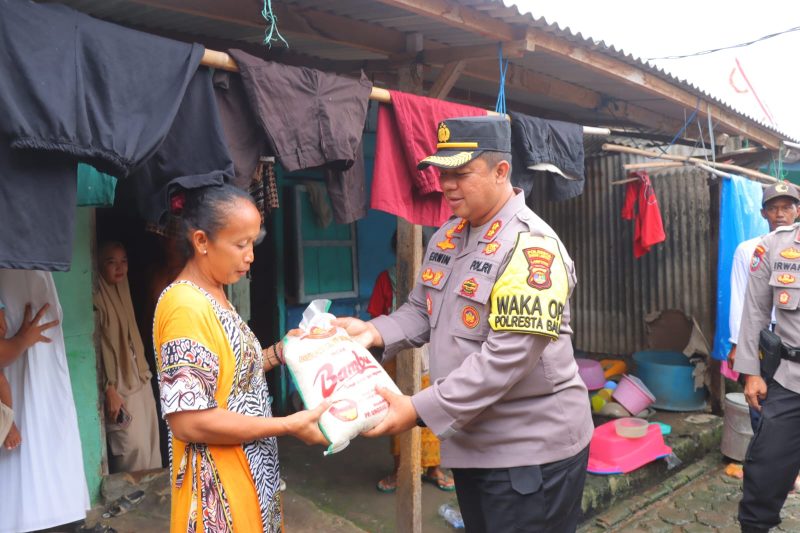 Dampak Cuaca Buruk, Polresta Bandar Lampung Salurkan Bansos ke Nelayan dan Warga Pesisir