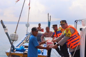 Dari Atas Kapal Patroli, Polresta Bandar Lampung Bagikan Bansos Ke Nelayan di Tengah Laut