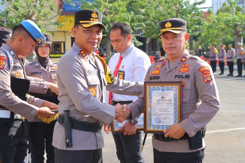 21 Personel Berprestasi Terima Reward Dari Kapolresta Bandar Lampung