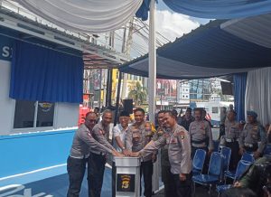 Puluhan Masyarakat Antusias Nikmati Fasilitas Perpanjangan SIM Drive Thru Hari Pertama Launching