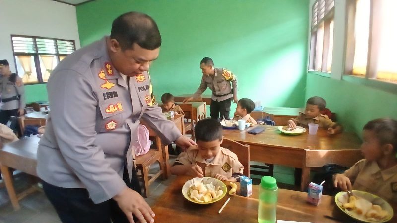 Polisi Bagikan Ratusan Paket Makan Bergizi Gratis Bagi Siswa SD di Bandar Lampung, Dukung Program Asta Cita