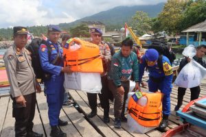 Cara Polisi Kawal Penyaluran Logistik Pilkada ke Pulau-pulau, Kotak Suara Dibungkus Plastik dan Diikat Pelampung