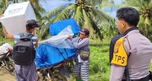 Mendaki Gunung Lewati Laut, Perjuangan Polri Distribusikan Logistik Pilkada Lampung Diwilayah Terpencil