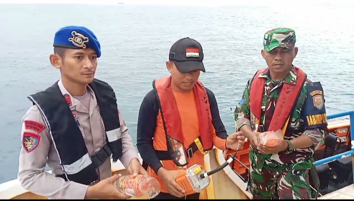 TNI AL – Lanal Lampung Gelar Pengecekan Kapal Kandas di Karang koliot Perairan Sangiang.