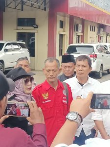 Ratusan Warga Bersama Ormas OMBB dan 6 LSM Geruduk Kantor BPN Desak SHM Rio Sabri Dicabut