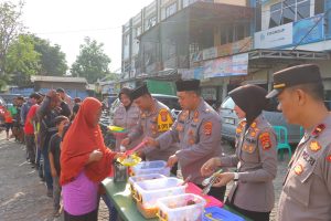 Polisi di Bandar Lampung Sajikan Ratusan Porsi Makan Bergizi Gratis Bagi Masyarakat